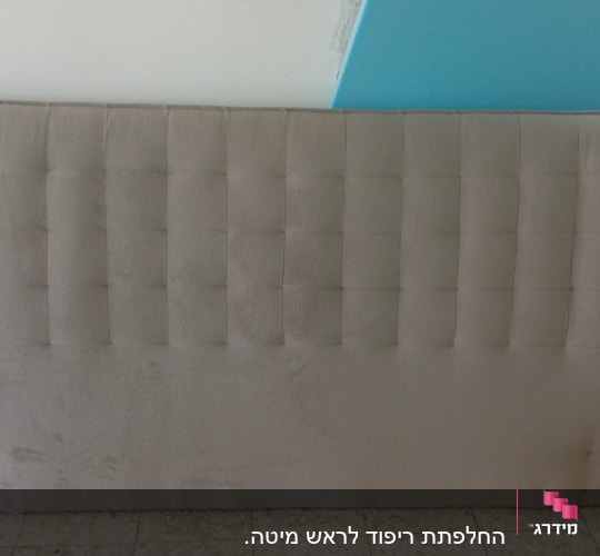 ראש מיטה מרופד בצבע אפור עם תפרים מרובעים